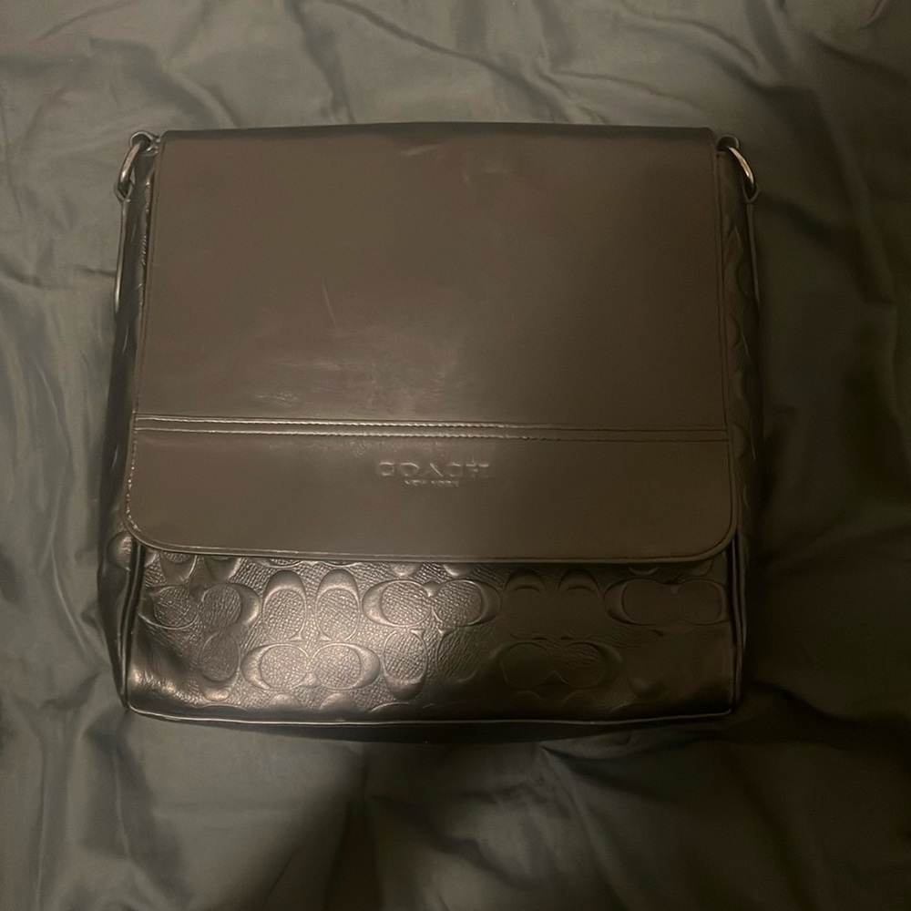 Men’s coach messenger bag.